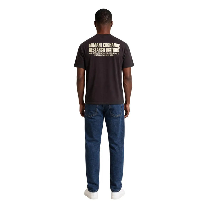 Armani Exchange Herren-T-Shirt aus brauner Baumwolle, Rückseite mit schwarzem Stoff und beigefarbenem Aufdruck „Forschungsbezirk“.