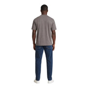 Ein Mann, der einen Armani Exchange Braunes Baumwoll-T-Shirt für Herren kombiniert mit dunkelblauen Jeans