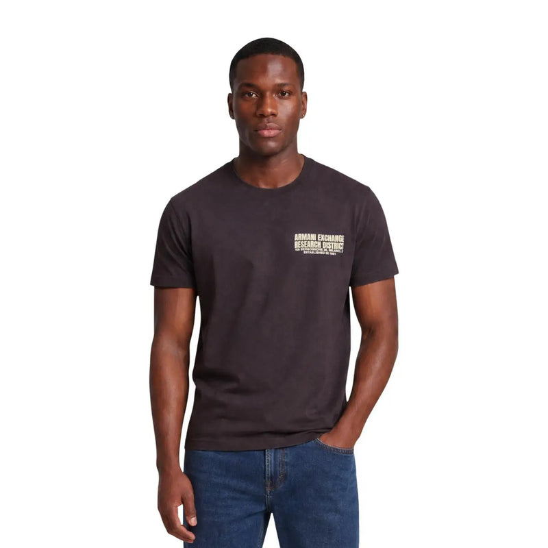 Armani Exchange Braunes Herren-T-Shirt aus Baumwolle mit dunkelgrauem Farbmuster und weißem Schriftzug auf der linken Brustseite