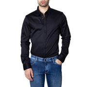 Schwarzes, langärmeliges Herrenhemd von Armani Exchange mit dezentem Brustlogo, ideal für formelle Anlässe