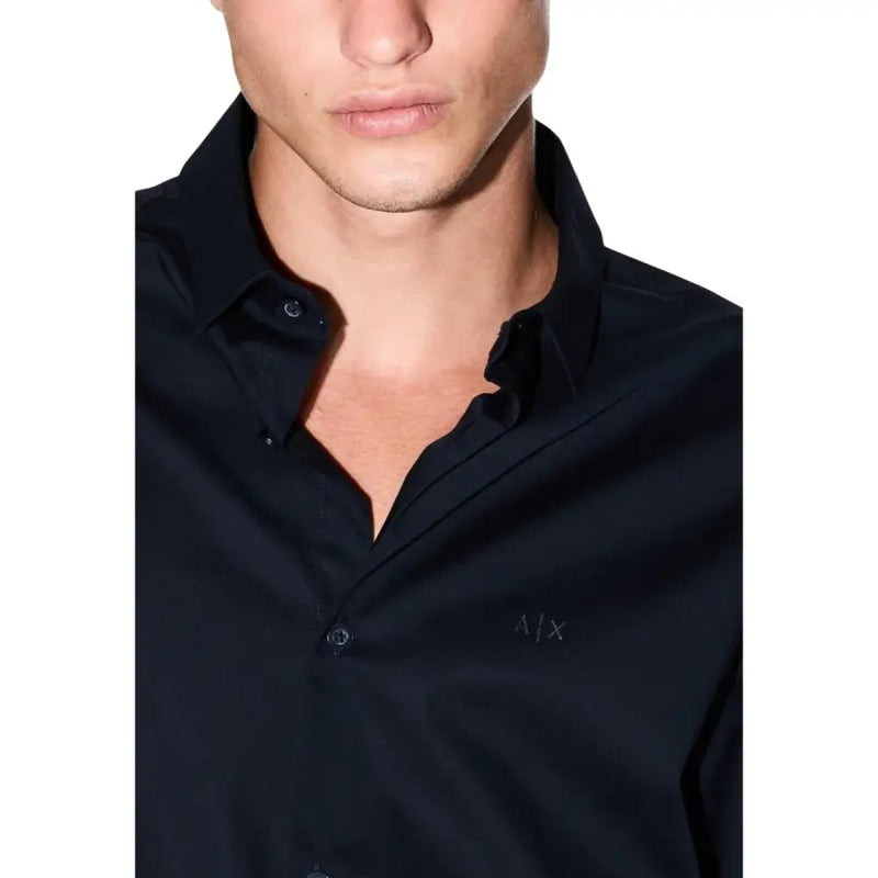 Schwarz armani exchange Klassisches Herren-Langarmhemd mit Knopfleiste und dezentem, gesticktem Logo auf der Brust