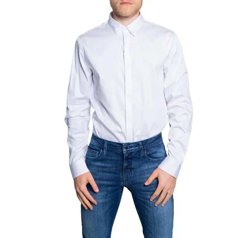 Armani Exchange Klassisches weißes Herrenhemd mit langen Ärmeln, Knopfleiste, klassischem Kragen und sauber gebügeltem Stoff