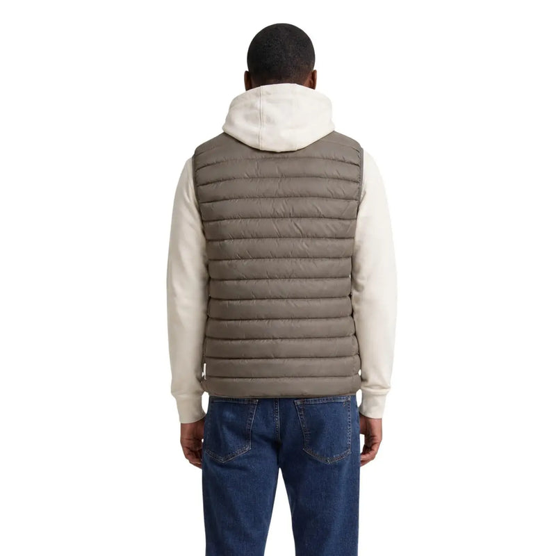 Armani Exchange Herren-Daunenweste, braun, ärmellos, gesteppt, mit Kapuze, getragen über einem cremefarbenen Hoodie