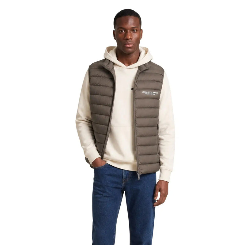 Armani Exchange Olivgrüne, gesteppte, ärmellose Daunenweste für Herren mit Frontreißverschluss und dezentem Brustlogo