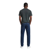 Dunkelblaue Jeans mit fünf Taschen und dezenter Auswaschung an den Oberschenkeln, kombiniert mit Armani Exchange grünes Baumwoll-T-Shirt für Herren