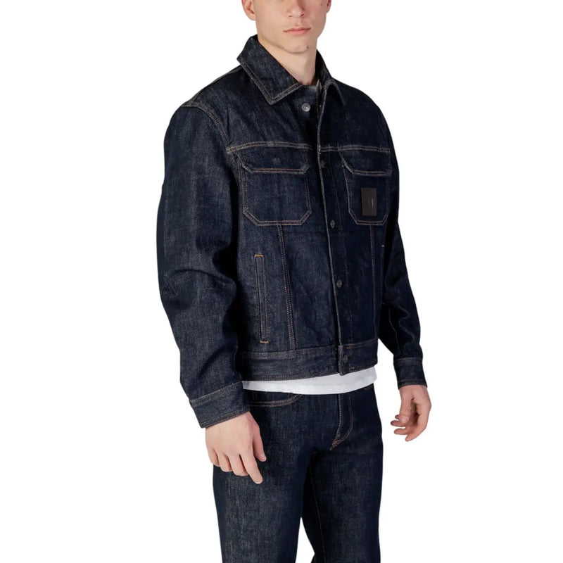 Armani Exchange Herrenjacke aus klassischem, blauem Baumwollmischgewebe in Dunkelindigo mit doppelten Brusttaschen und schwarzem Aufnäher