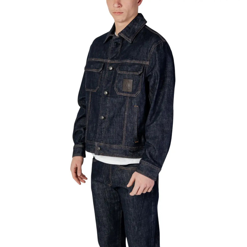 Armani Exchange Herrenjacke aus dunkelindigofarbenem Denim mit klassischem Kragen, Knopfverschluss und aufgesetzten Brusttaschen, Größe L
