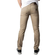 Rückseite der khakifarbenen Slim-Fit-Hose Armani Exchange Herrenjeans aus beigefarbenem Baumwollstretch mit dezentem Markenlogo auf der Tasche