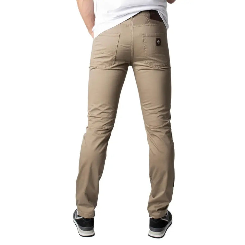 Rückseite der khakifarbenen Slim-Fit-Hose Armani Exchange Herrenjeans aus beigefarbenem Baumwollstretch mit dezentem Markenlogo auf der Tasche