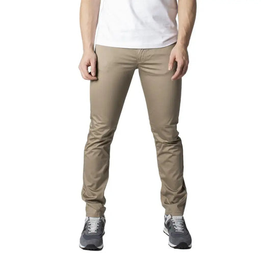 Khakifarbene Slim-Fit-Passform Armani Exchange Herren-Jeans, beigefarbene Chino-Hosen aus Stretch-Baumwolle mit einem klaren, taillierten Design