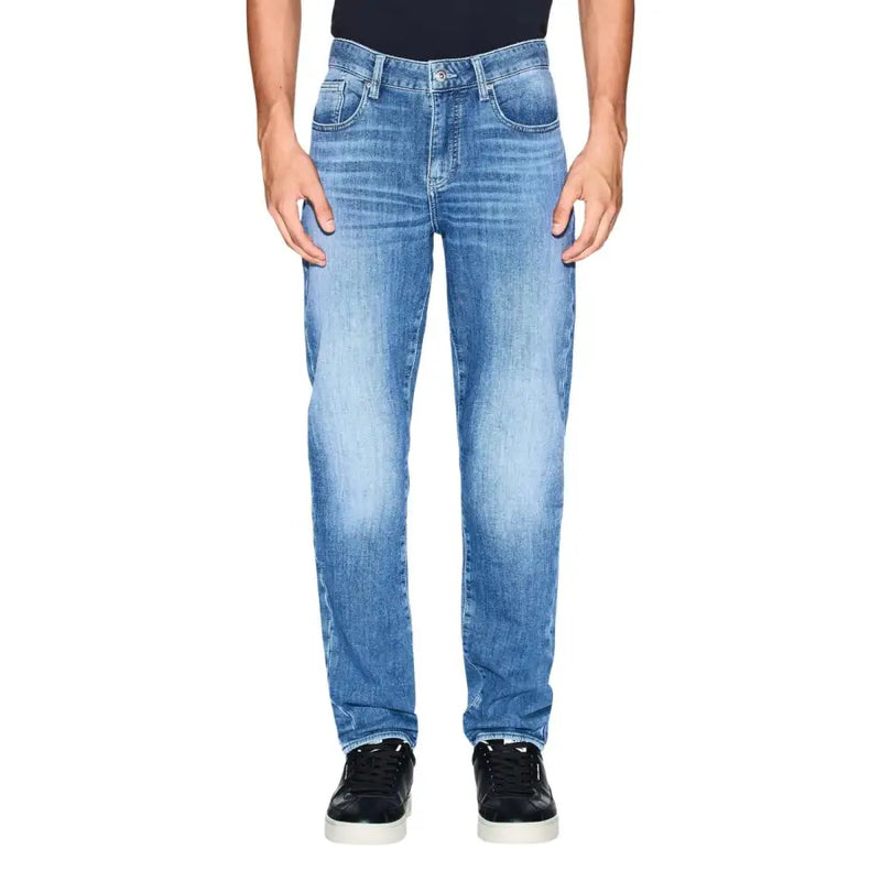 Armani Exchange Herrenjeans, blauer Baumwoll-Stretch-Denim, schmale Passform, mittlere Waschung, klassisches Fünf-Taschen-Design und dezente Auswaschung