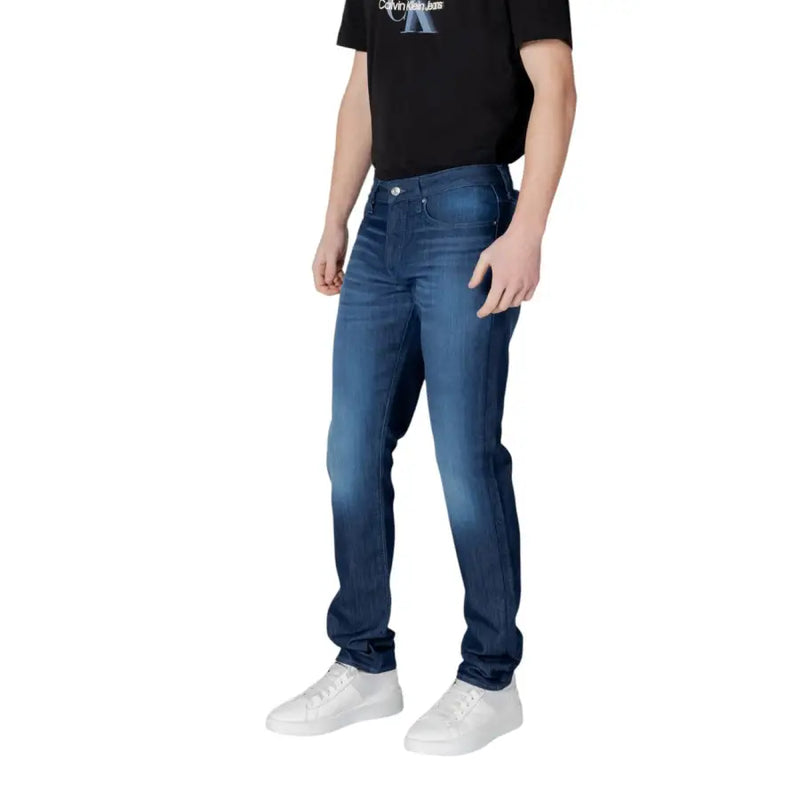 Armani Exchange Herrenjeans aus dunkelblauem Baumwollstretch mit schmaler Passform und verwaschener Optik sowie klassischen Ziernähten