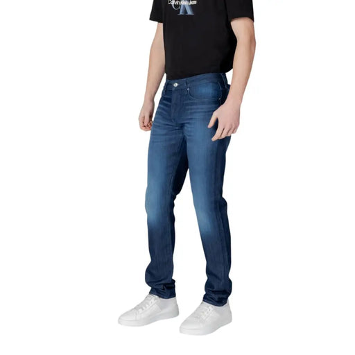 Armani Exchange Herrenjeans aus dunkelblauem Baumwollstretch mit schmaler Passform und verwaschener Optik sowie klassischen Ziernähten