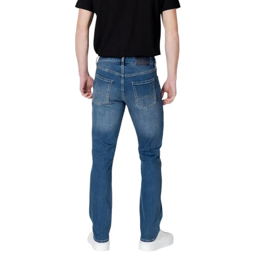 Armani Exchange Herrenjeans, blau, aus Baumwollstretch, schmal geschnitten, mit dezenter Waschung, Rückseite mit klassischen Taschen