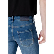 Blauer Baumwollstretch Armani Exchange Herrenjeans mit schwarzem Leder-Markenpatch am Bund, von hinten gesehen
