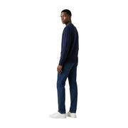 Armani Exchange Herrenstrickwaren, marineblauer Langarm-Rundhalspullover aus Strickstoff, getragen von einem Mann