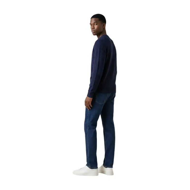 Armani Exchange Herrenstrickwaren, marineblauer Langarm-Rundhalspullover aus Strickstoff, getragen von einem Mann