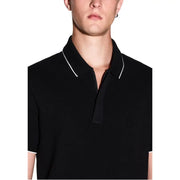 Armani Exchange Schwarzes Herren-Polohemd aus Baumwolle mit kurzen Ärmeln und weißem Kontrastbesatz an Kragen und Ärmelbündchen.