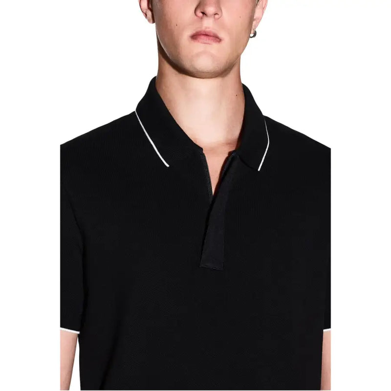 Armani Exchange Schwarzes Herren-Polohemd aus Baumwolle mit kurzen Ärmeln und weißem Kontrastbesatz an Kragen und Ärmelbündchen.