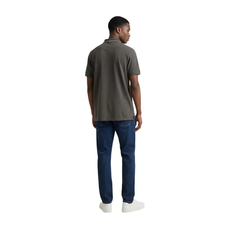 Armani Exchange Herren-Polohemd, braun, Baumwolle, Kurzarm, olivgrün mit weißem Besatz an Kragen und Ärmelbündchen.