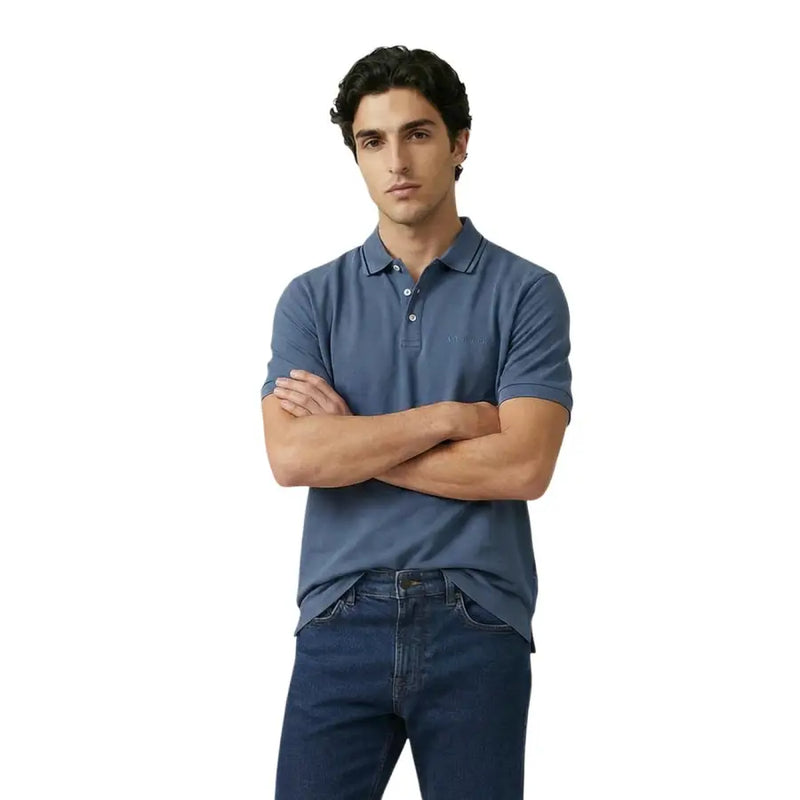 Ein Mann, der einen Armani Exchange Herren-Polohemd, marineblau, kurzärmelig, aus Baumwoll-Elastan mit gesticktem Logo