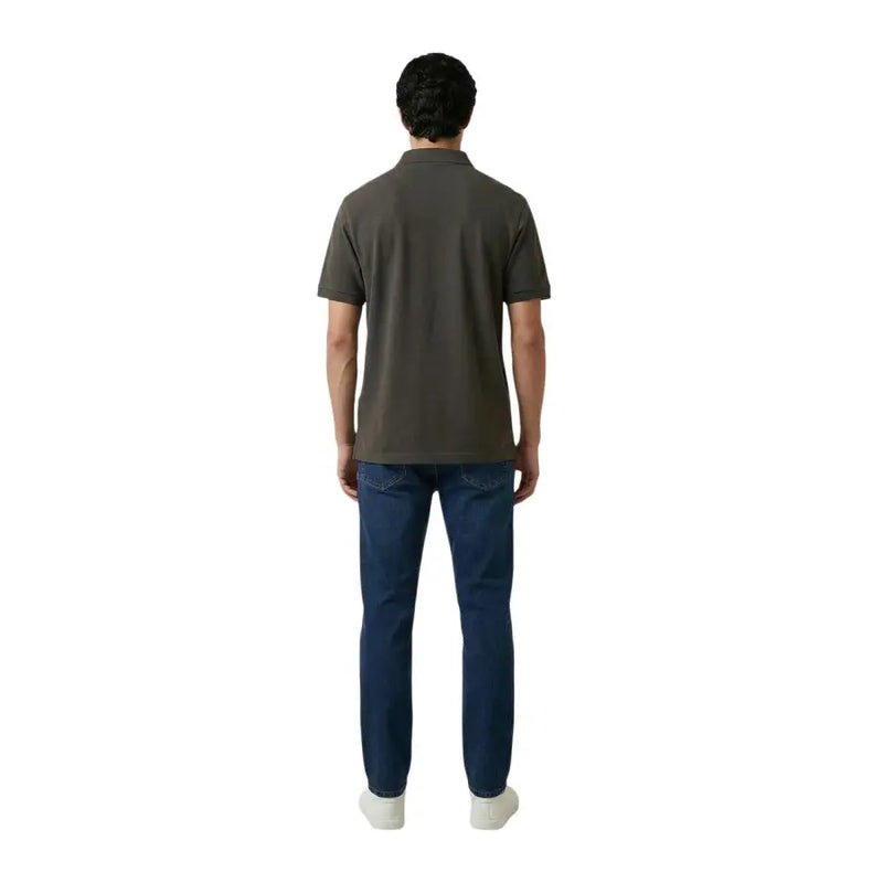 Ein Mann, der einen Armani Exchange Herren-Polohemd, braun, kurzärmelig, aus Baumwoll-Elastan, mit klassischem Kragen und Ziernähten
