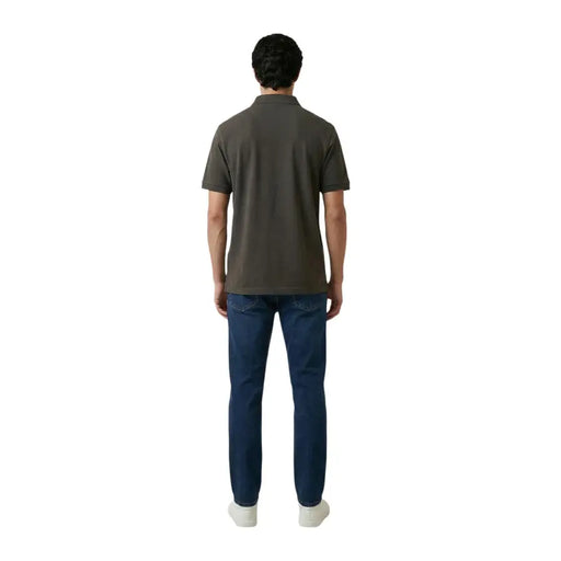 Ein Mann, der einen Armani Exchange Herren-Polohemd, braun, kurzärmelig, aus Baumwoll-Elastan, mit klassischem Kragen und Ziernähten