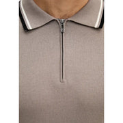 Armani Exchange Herren-Polohemd aus braunem Baumwollstrick mit Rundhalsausschnitt, schwarz-weiß gestreiftem Kragen und silbernem Reißverschluss.