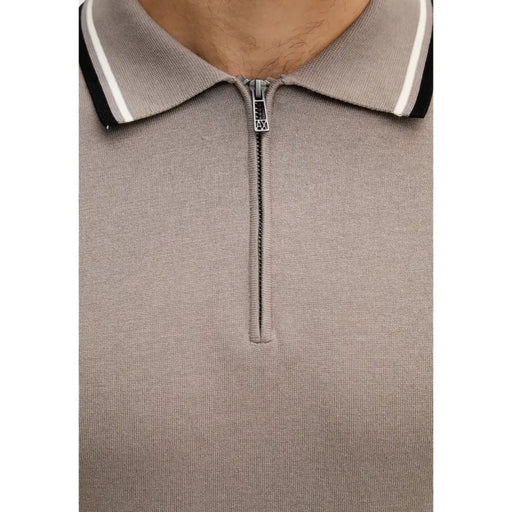 Armani Exchange Herren-Polohemd aus braunem Baumwollstrick mit Rundhalsausschnitt, schwarz-weiß gestreiftem Kragen und silbernem Reißverschluss.