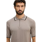 Armani Exchange Herren-Polohemd, braun, mit Reißverschluss, Rundhalsausschnitt, aus Baumwolle mit grauem Stoff, schwarz-weiß gestreiftem Kragen und halbem Reißverschluss vorne.