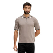 Armani Exchange Herren-Polohemd aus braunem Baumwollstoff mit Reißverschluss, Rundhalsausschnitt, beigen kurzen Ärmeln und schwarz-weißem Besatz an Kragen und Manschetten.