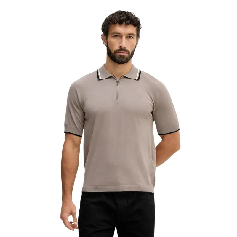 Armani Exchange Herren-Polohemd aus braunem Baumwollstoff mit Reißverschluss, Rundhalsausschnitt, beigen kurzen Ärmeln und schwarz-weißem Besatz an Kragen und Manschetten.