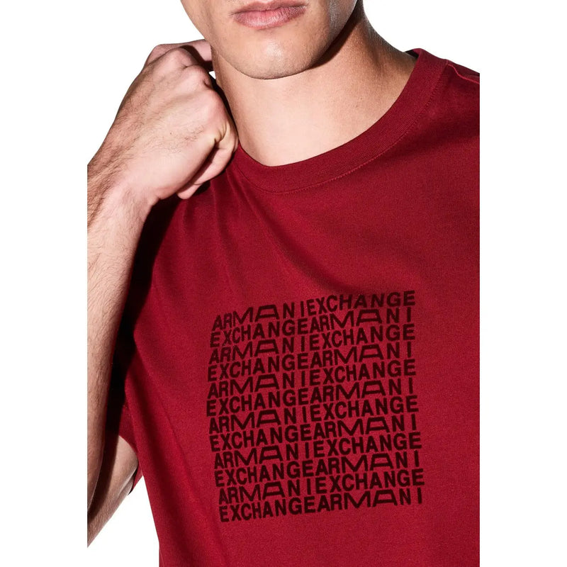 Armani Exchange Rotes Herren-T-Shirt aus Baumwolle mit auffälligem, schwarzem, sich wiederholendem Grafiktext auf der Vorderseite