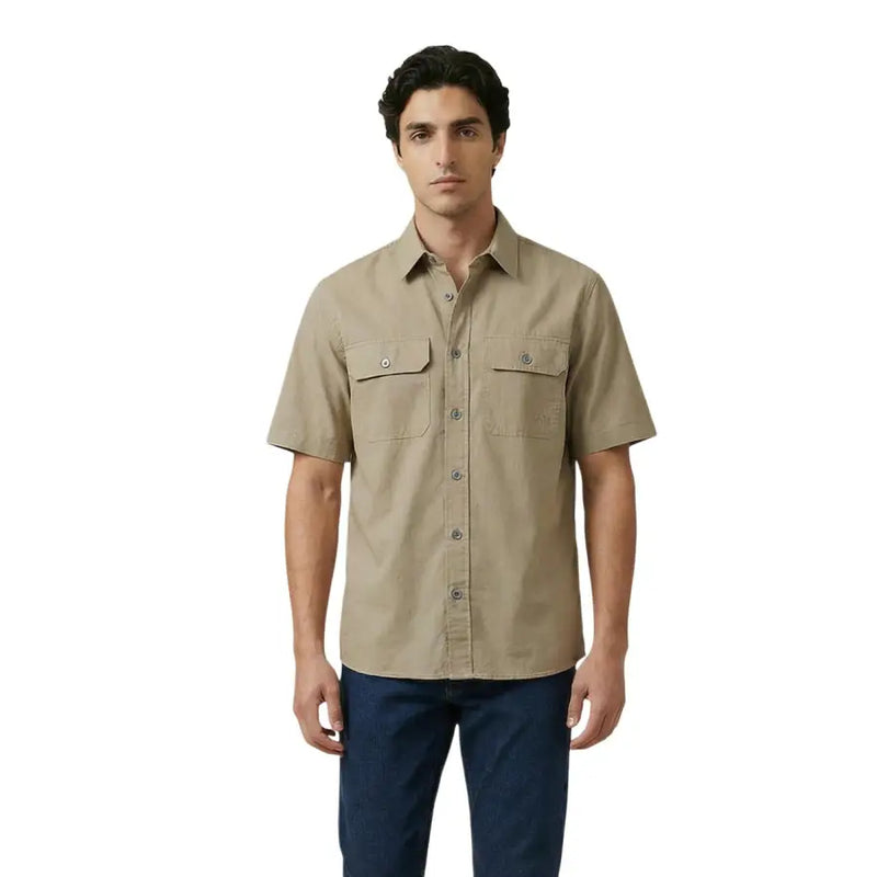 Armani Exchange Herrenhemd, khaki, kurzärmelig, mit Knopfleiste, zwei Brusttaschen und silberfarbenen Knöpfen