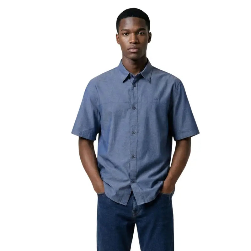 Armani Exchange Herrenhemd in Blau mit kurzen Ärmeln, dezenter Webstruktur und kleinem, gesticktem Logo auf der Brust