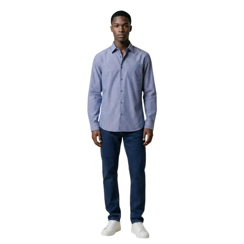 Ein Mann, der einen Armani Exchange Herrenhemd mit blau-weiß vertikal gestreiftem, langärmeligem Button-Down-Design