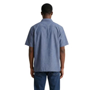Armani Exchange Herrenhemd aus hellblauem Chambray mit kurzen Ärmeln, klassischem Kragen und sauber verarbeiteten Nähten.