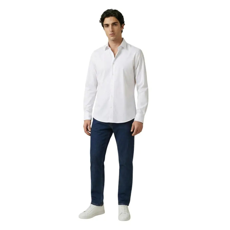 Armani Exchange Herrenhemd mit einem klaren, weißen, langärmeligen Button-Down-Design und klassischem Kragen aus sauber gebügeltem Stoff