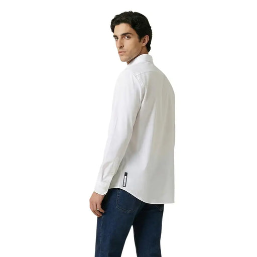 Armani Exchange Elegantes, weißes Herrenhemd mit langen Ärmeln, klassischem Kragen und dezenten Ziernähten