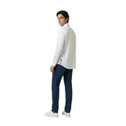 Rückansicht eines Armani Exchange Weißes Herren-Langarmhemd mit Knopfleiste und dezentem, vertikalem Logo an der unteren Rückennaht.
