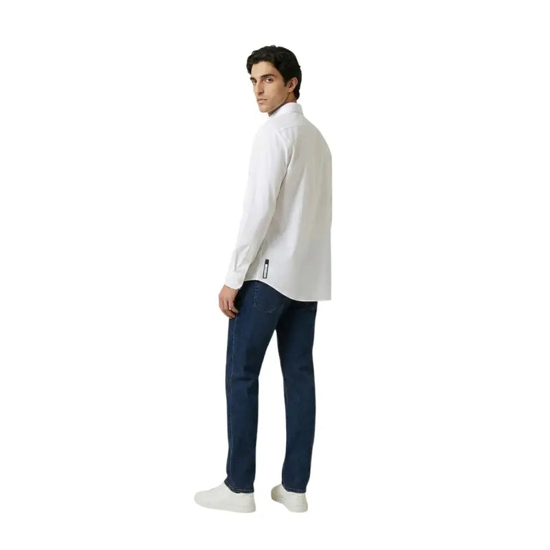 Rückansicht eines Armani Exchange Weißes Herren-Langarmhemd mit Knopfleiste und dezentem, vertikalem Logo an der unteren Rückennaht.