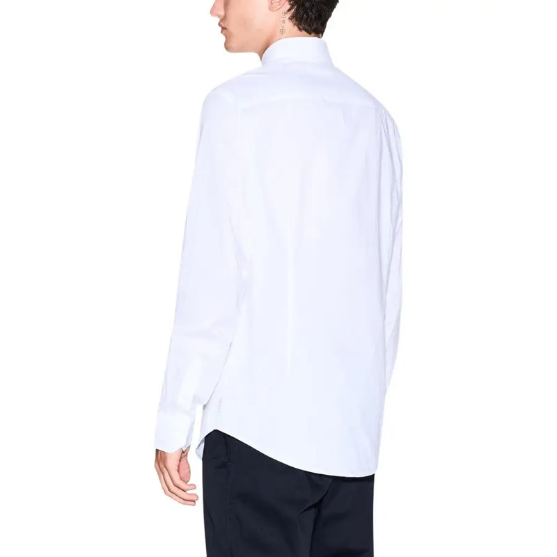 Armani Exchange Herrenhemd: Ein elegantes, weißes Langarmhemd mit klassischem Kragen und taillierter Passform.