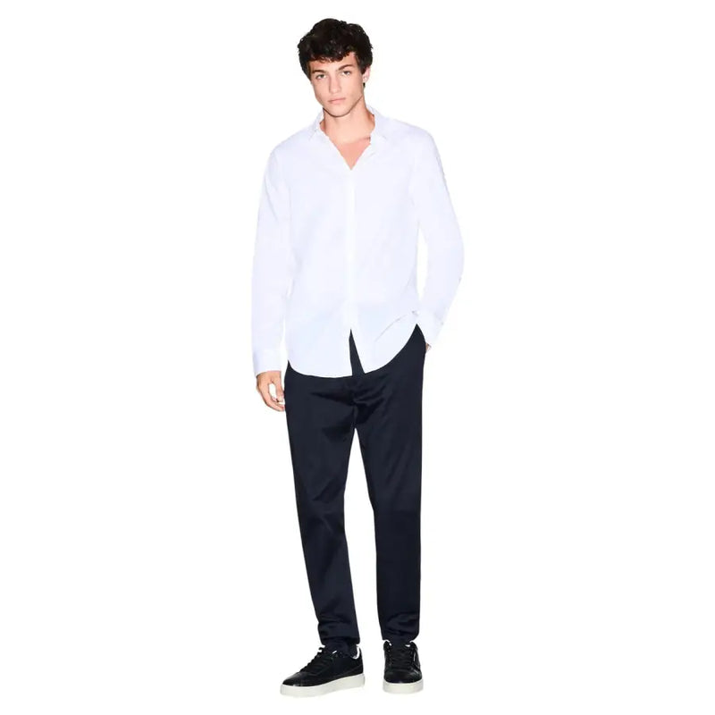 Armani Exchange Herrenhemd mit einem eleganten, weißen, langärmeligen Button-Down-Design, klassischem Kragen und taillierter Passform