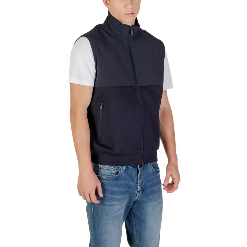 Armani Exchange Ärmelloses Herren-Sweatshirt mit Reißverschluss aus marineblauer Baumwolle mit weißen Schulterpartien und Reißverschlusstasche vorne.