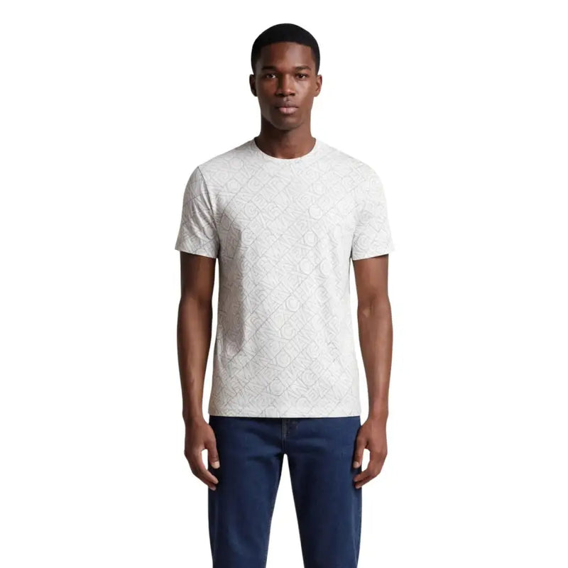 Armani Exchange weiße Männer t-shirt mit einem dezenten, sich wiederholenden Calvin Klein Logo-Muster, aus angenehmem Baumwollstoff