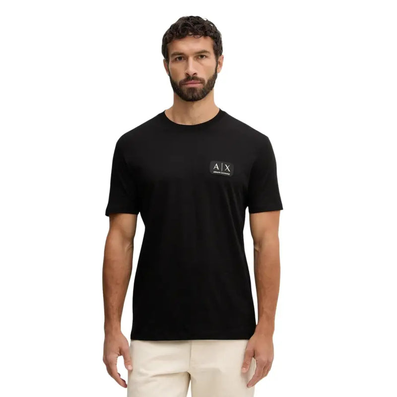 Armani Exchange Männer t-shirt Schwarzes Kurzarmhemd mit dezentem weißen Logo-Patch auf der linken Brust