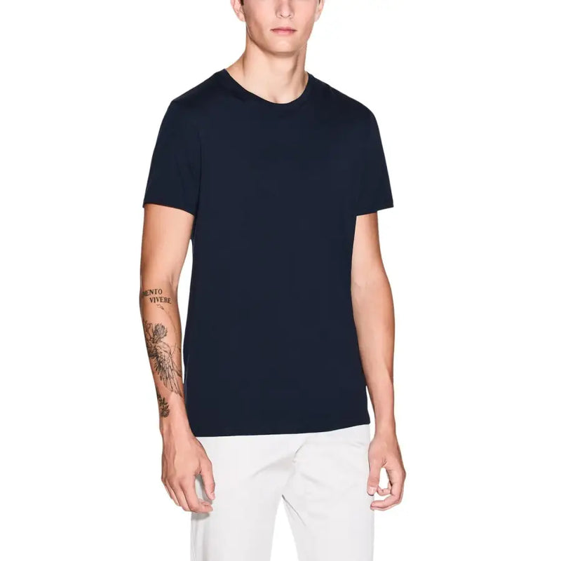 Ein eleganter marineblauer Baumwollstoff t-shirt aus Armani Exchange mit klassischem Rundhalsausschnitt und kurzen Ärmeln für Herren