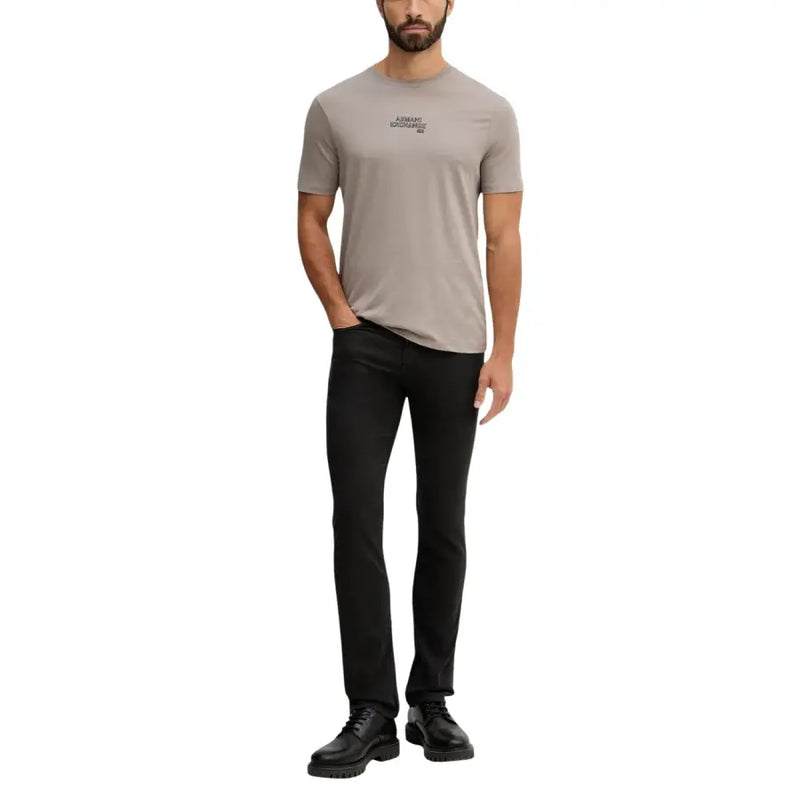 Armani Exchange beige Kurzarm-Herren t-shirt mit dezentem, schwarzem, gesticktem Logo auf der Brust aus Baumwollmaterial