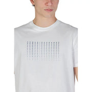 Armani Exchange Herren weiße Baumwolle t-shirt mit einem farbenfrohen, durchscheinenden Buchstabenraster auf der Brust