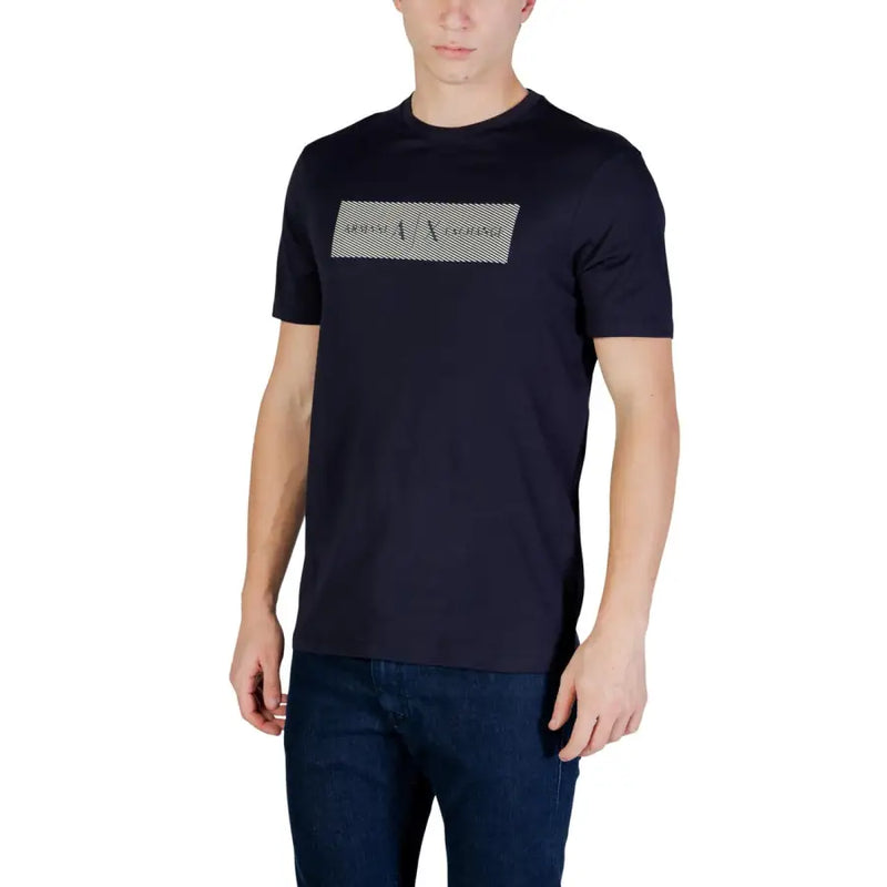 Marineblau armani exchange Männer t-shirt mit kurzen Ärmeln und einem rechteckigen silberfarbenen Logo-Aufnäher auf der Brust
